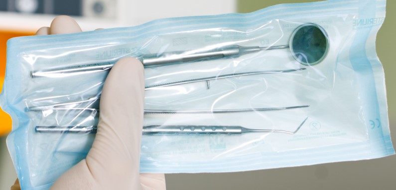 رول وی پک برای بسته بندی ابزار جراحی و دندانپزشکی جهت استفاده در فرآیند استریل می باشد